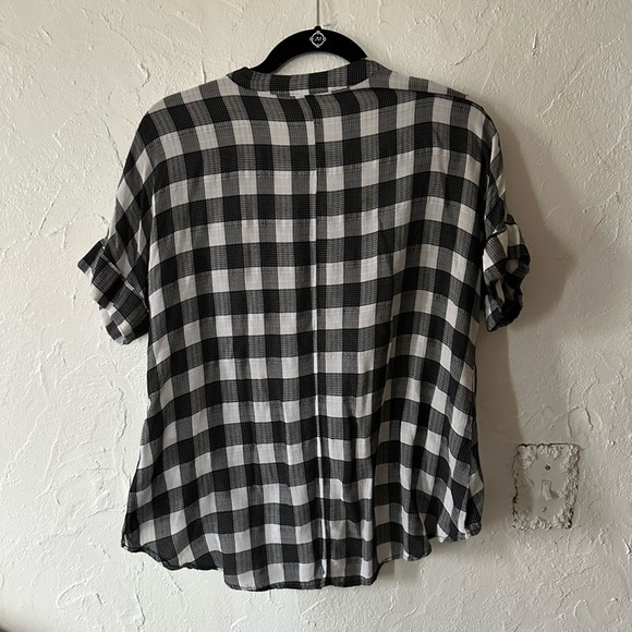 Universal Thread black and white plaid top sz small - Picture 2 of 4